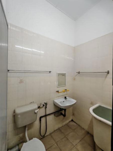 Shop / Office for Sale in Ipoh (Perak) - Sam . - Bathroom - PropertyGuru.com.my