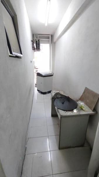 Kondominium untuk Disewa di Vista Millennium Condominium - Eason Hong - Corridor - PropertyGuru.com.my