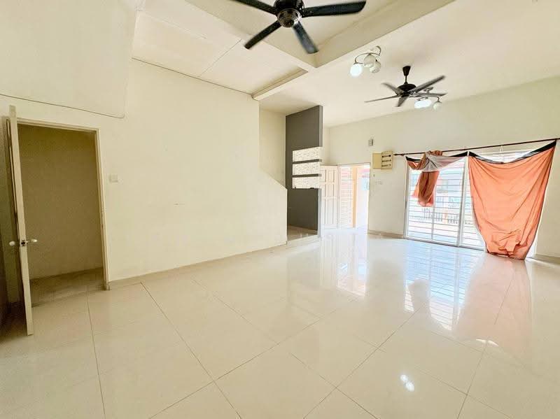 2.5-storey Terraced House for Sale in Taman Tasik Prima (Puchong) - Fahim Rustam - Living Room - PropertyGuru.com.my
