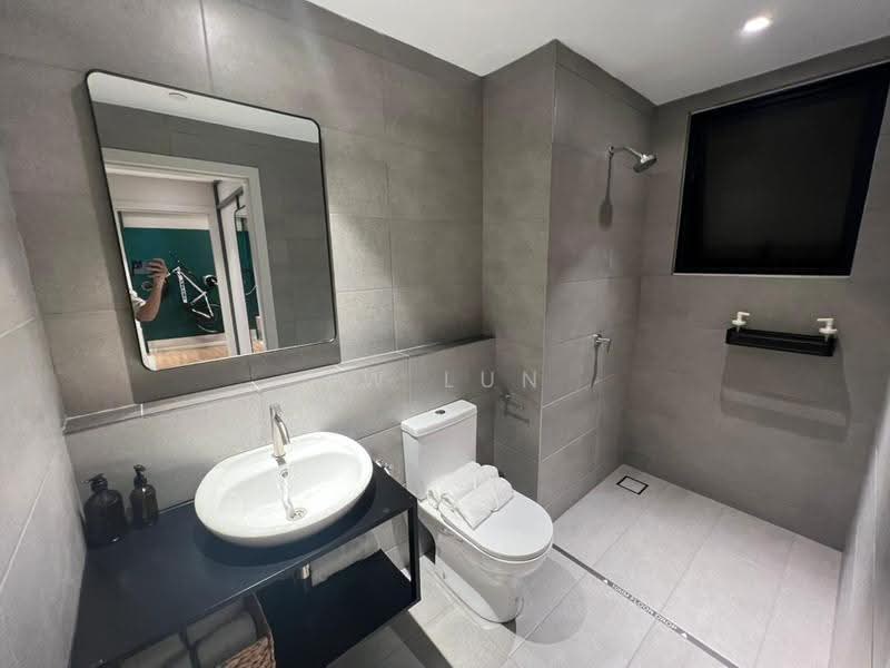 Kediaman Servis untuk Dijual di The Connaught One - Tw Lun - Bathroom - PropertyGuru.com.my