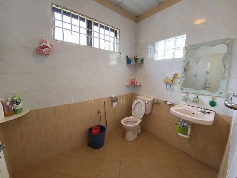 Rumah Berkembar untuk Dijual di Taman Green Lane (Jelutong) - Jin Chuah - Bathroom - PropertyGuru.com.my