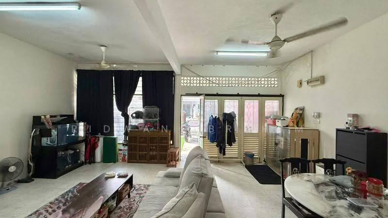 Rumah Teres 2-Tingkat untuk Dijual di Seksyen 11 (Shah Alam) - Ridwan Ibrahim - Living Room - PropertyGuru.com.my