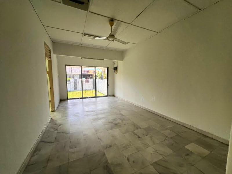 Rumah Berkembar untuk Dijual di Taman Green Lane (Jelutong) - Jin Chuah - Living Room - PropertyGuru.com.my