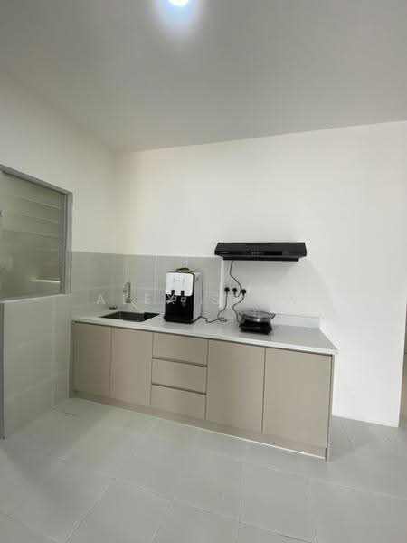 Kondominium untuk Disewa di Residensi Sateria - Alex Seow - Kitchen - PropertyGuru.com.my