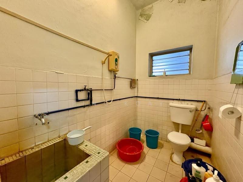 Rumah Berkembar untuk Dijual di Bukit Dumbar (Jelutong) - Ping Koay - Bathroom - PropertyGuru.com.my