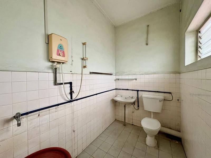 Rumah Berkembar untuk Dijual di Bukit Dumbar (Jelutong) - Ping Koay - Bathroom - PropertyGuru.com.my