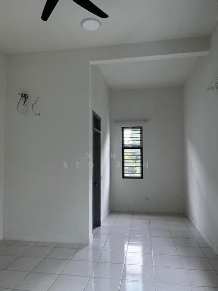 Rumah Teres 2-Tingkat untuk Dijual di Bandar Saujana Putra (Tanjong Duabelas) - K.N. Segaran - Living Room - PropertyGuru.com.my