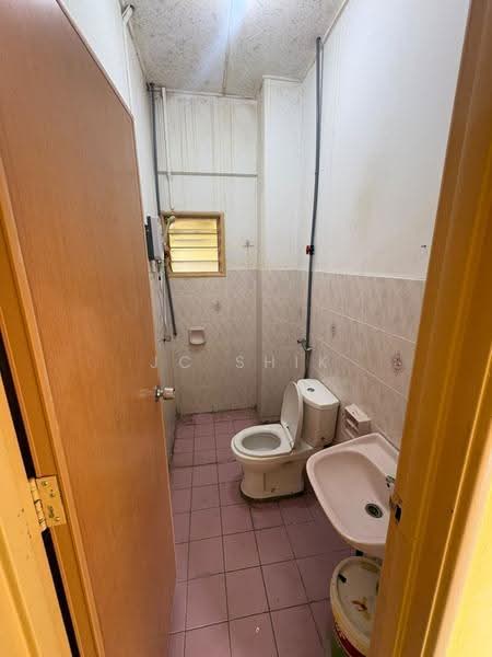 Pangsapuri untuk Disewa di Pangsapuri Sri Alpinia - Jc Shik - Bathroom - PropertyGuru.com.my