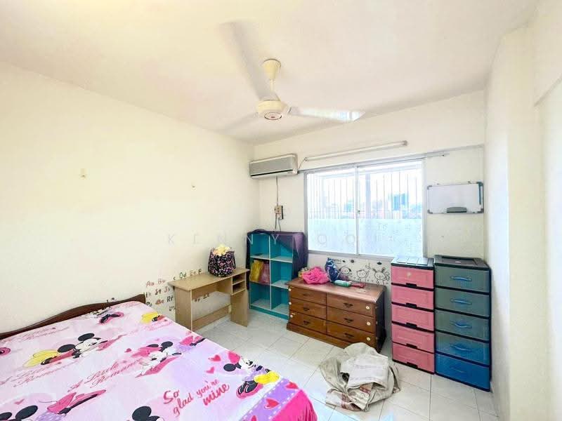 Rumah Flat untuk Dijual di Taman Pekaka - Kenny Ooi - Bedroom - PropertyGuru.com.my