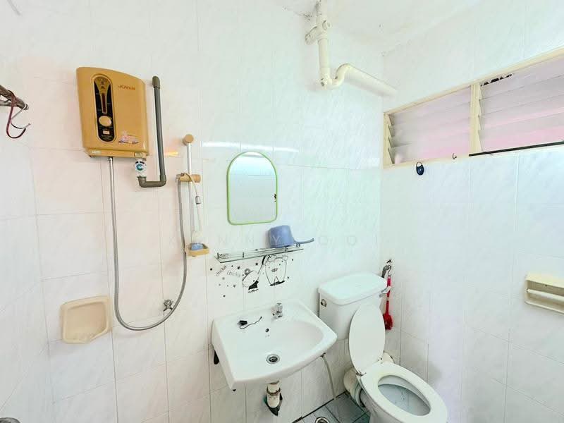 Rumah Flat untuk Dijual di Taman Pekaka - Kenny Ooi - Bathroom - PropertyGuru.com.my