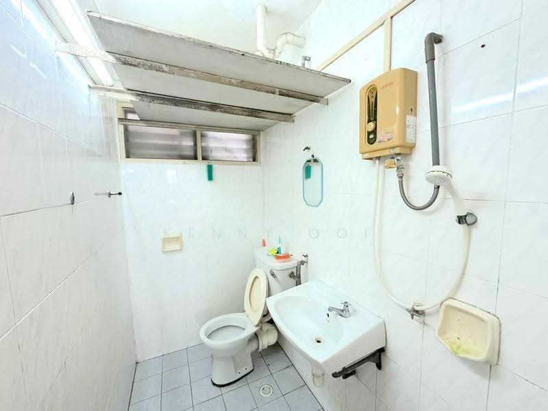 Rumah Flat untuk Dijual di Taman Pekaka - Kenny Ooi - Bathroom - PropertyGuru.com.my