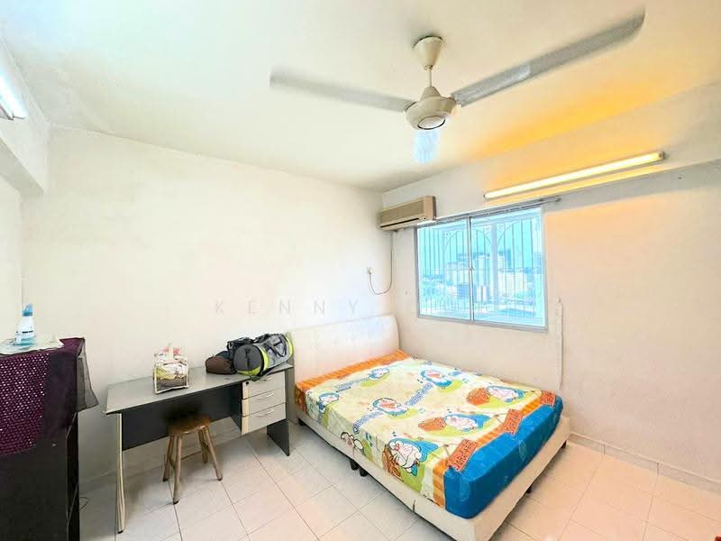 Rumah Flat untuk Dijual di Taman Pekaka - Kenny Ooi - Bedroom - PropertyGuru.com.my