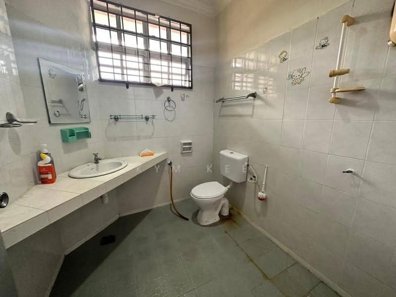 Rumah Teres untuk Dijual di Taman Kota Jaya (Kota Tinggi) - Kym Kee - Bathroom - PropertyGuru.com.my