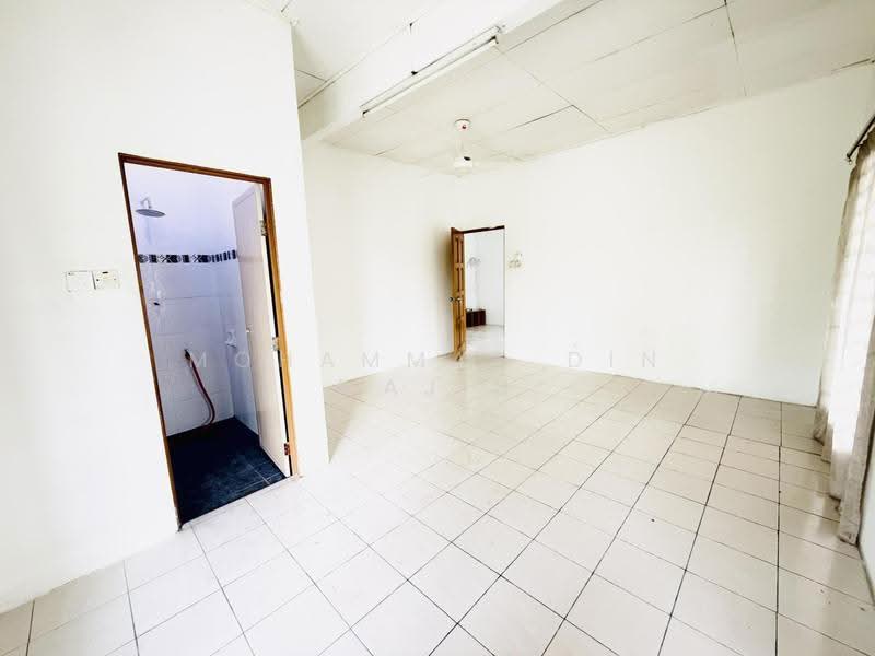 1-storey Terraced House for Sale in Bandar Saujana Putra (Tanjong Duabelas) - Mohammad Din Majid - Bathroom - PropertyGuru.com.my