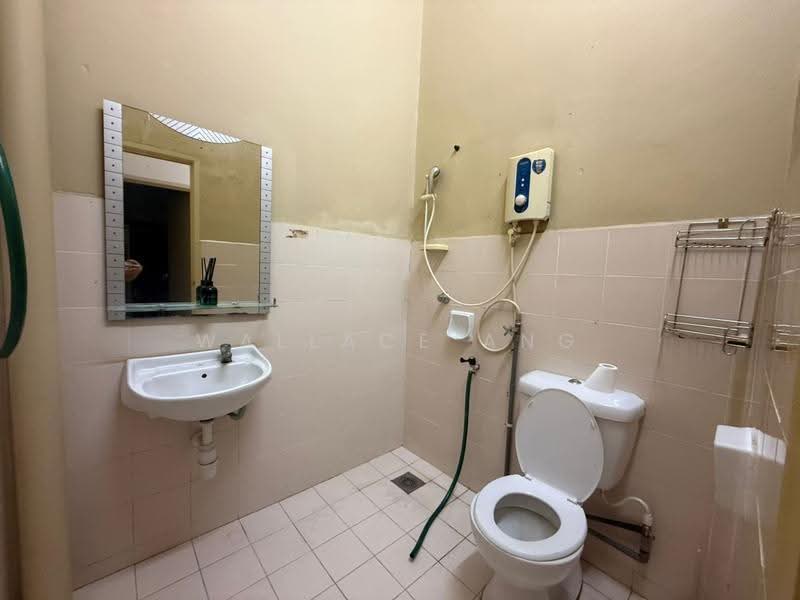 Rumah Teres 2-Tingkat untuk Disewa di Taman Mount Austin (Tebrau) - Wallace Ang - Bathroom - PropertyGuru.com.my