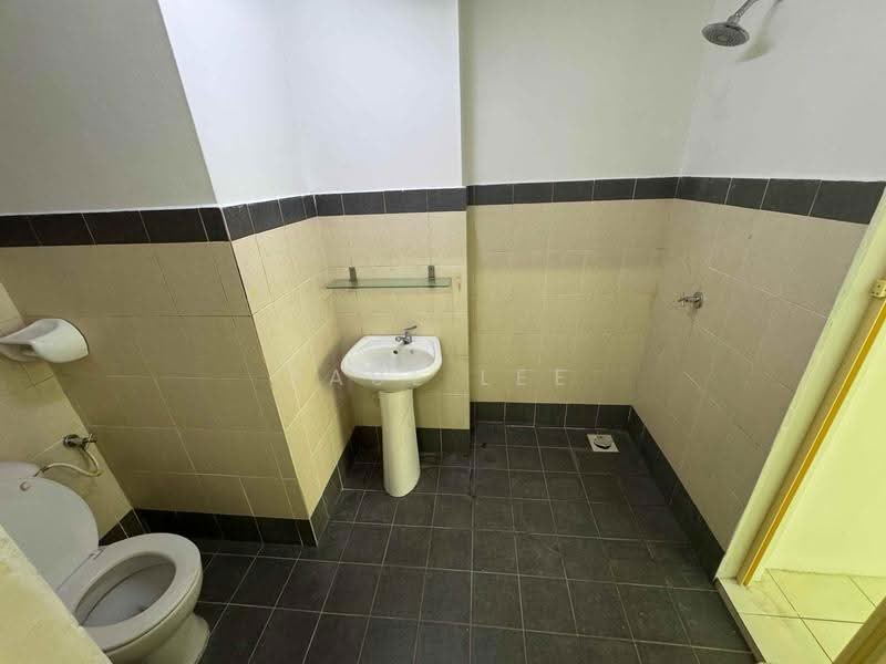 Kediaman Servis untuk Disewa di The Heron Residency - Paul Lee - Bathroom - PropertyGuru.com.my