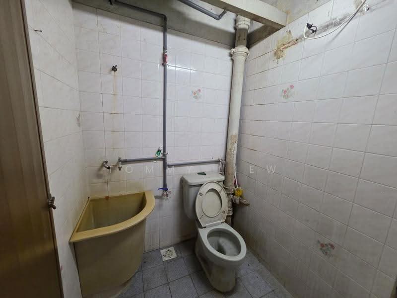Shop / Office for Sale in Jalan Ipoh (Jalan Ipoh) - Tommy Liew - Bathroom - PropertyGuru.com.my