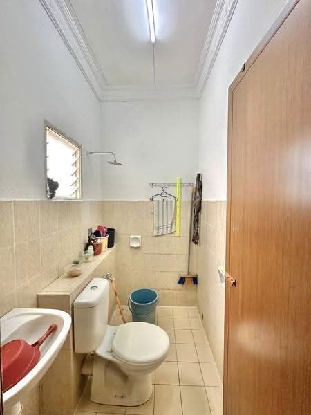 Semi-Detached House for Sale in Bandar Bukit Mahkota (Bangi) - Nana Cheah - Bathroom - PropertyGuru.com.my