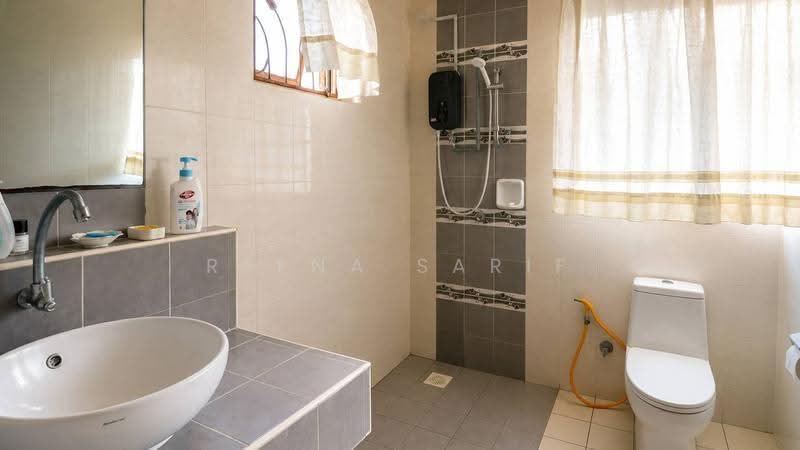 Semi-Detached House for Sale in Seksyen 7 (Shah Alam) - Reena Sarif - Bathroom - PropertyGuru.com.my