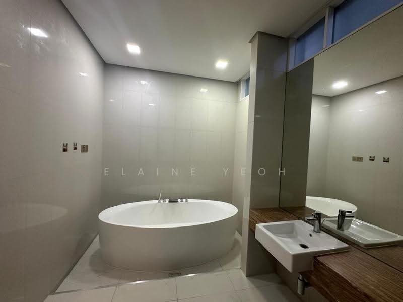 Kondominium untuk Disewa di 8 Gurney (The Shore Condominium) - Elaine Yeoh - Bathroom - PropertyGuru.com.my