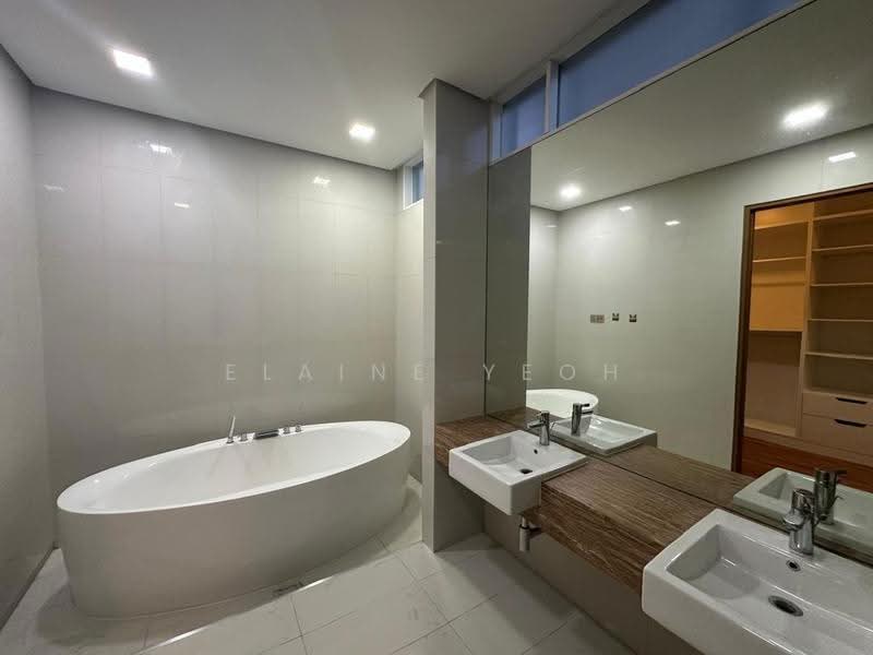 Kondominium untuk Disewa di 8 Gurney (The Shore Condominium) - Elaine Yeoh - Bathroom - PropertyGuru.com.my