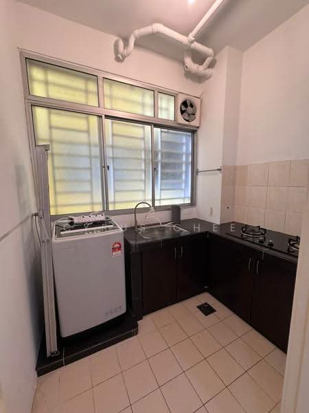 Kondominium untuk Dijual di Platinum Lake PV 10 - Cyrus Chee - Kitchen - PropertyGuru.com.my