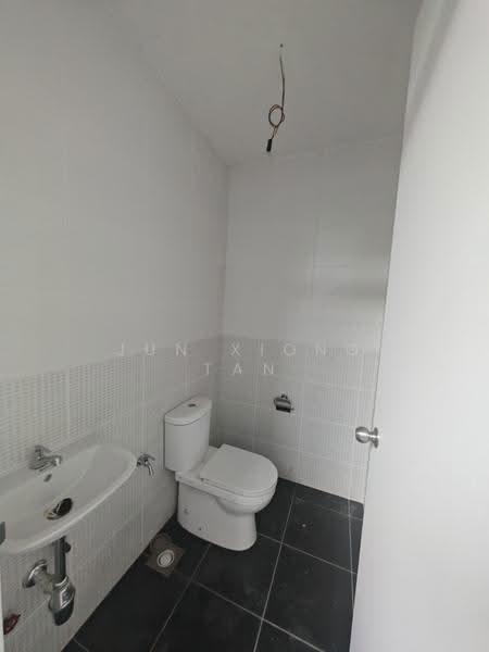 Rumah Teres 2-Tingkat untuk Dijual di Kota Masai (Pasir Gudang) - Jun Xiong Tan - Bathroom - PropertyGuru.com.my