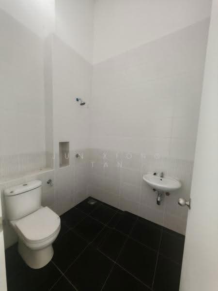 Rumah Teres 2-Tingkat untuk Dijual di Kota Masai (Pasir Gudang) - Jun Xiong Tan - Bathroom - PropertyGuru.com.my