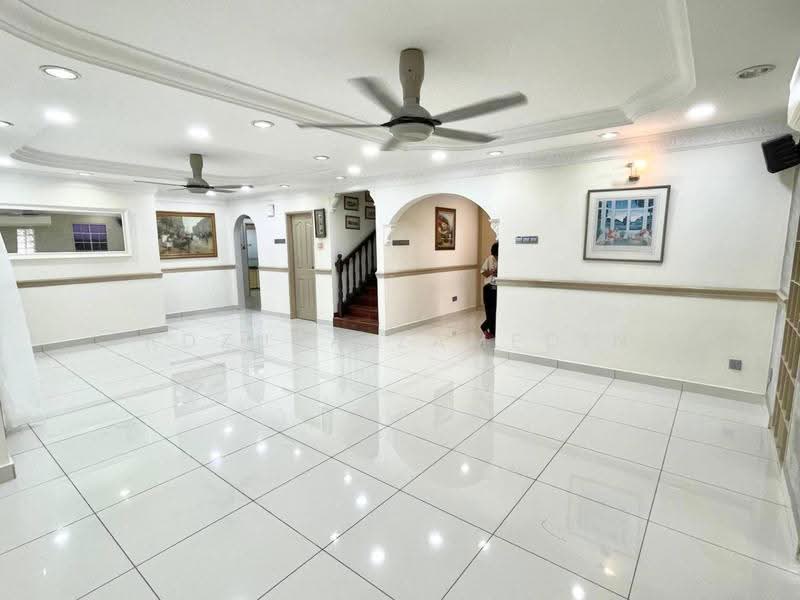 Rumah Berkembar untuk Dijual di Seksyen 9 (Shah Alam) - Adzura Zamedin - Living Room - PropertyGuru.com.my