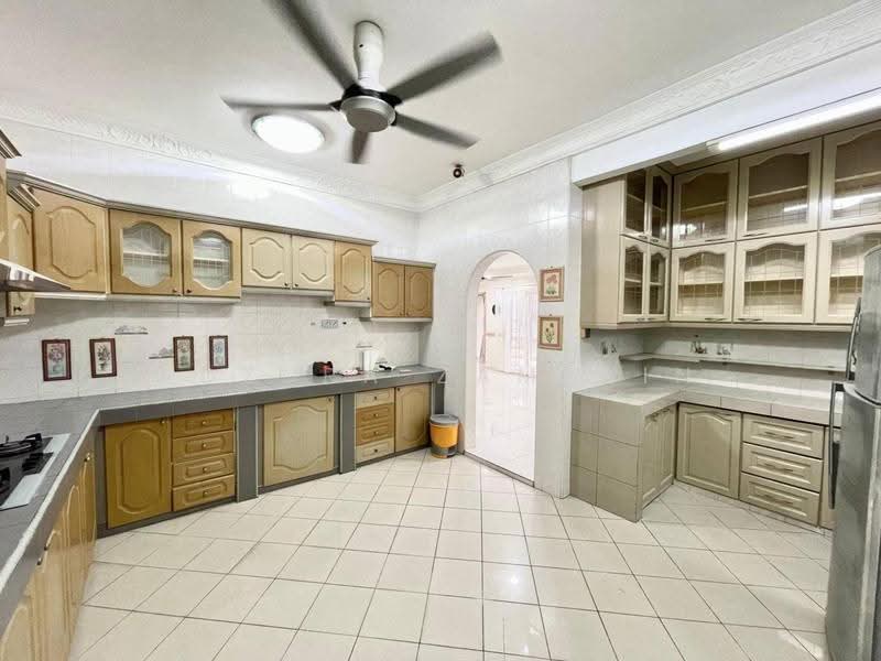 Rumah Berkembar untuk Dijual di Seksyen 9 (Shah Alam) - Adzura Zamedin - Kitchen - PropertyGuru.com.my