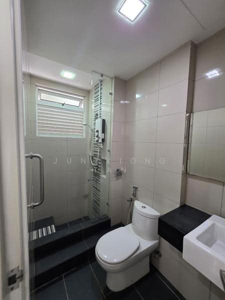 Kediaman Servis untuk Dijual di Tropez Residences - Jun Xiong Tan - Bathroom - PropertyGuru.com.my