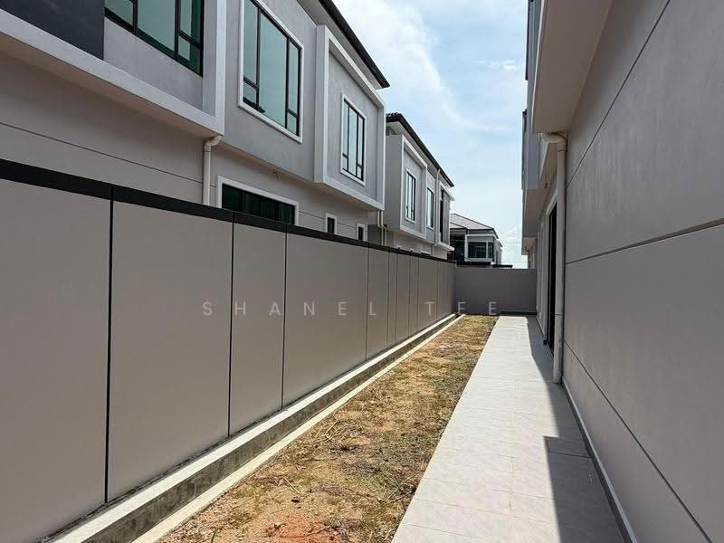 Rumah Kluster untuk Dijual di Taman Tasik Indah (Kluang) - Shanel Tee - Exterior - PropertyGuru.com.my