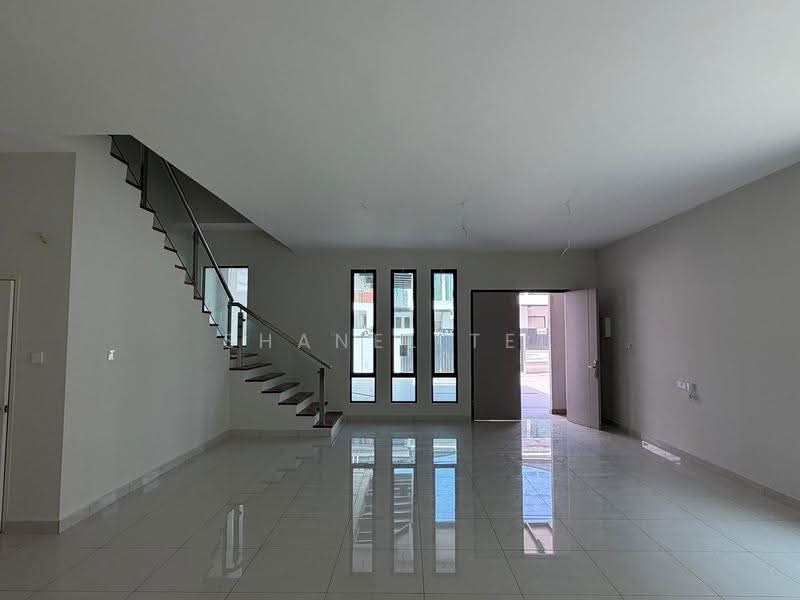 Rumah Kluster untuk Dijual di Taman Tasik Indah (Kluang) - Shanel Tee - Living Room - PropertyGuru.com.my