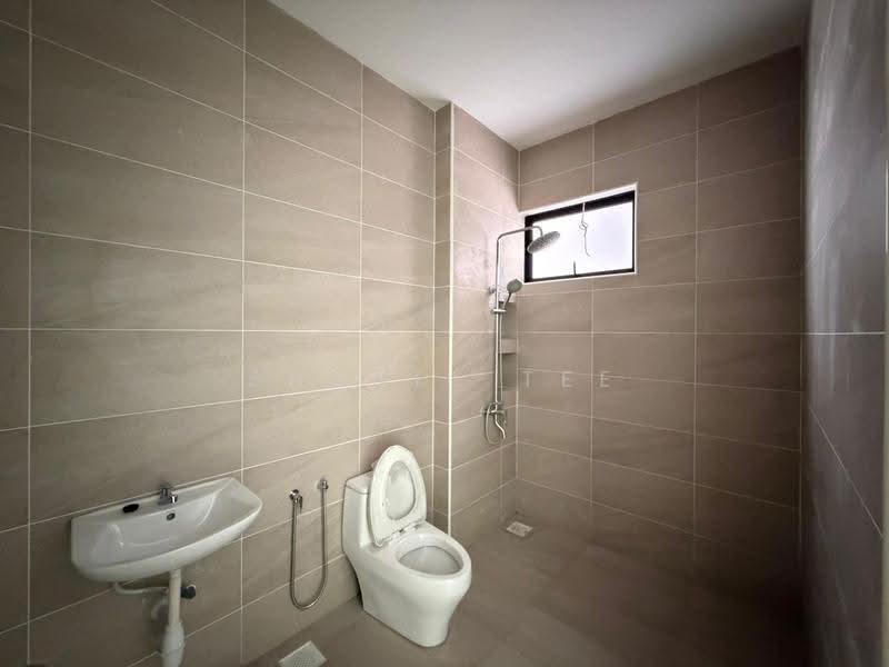 Rumah Kluster untuk Dijual di Taman Tasik Indah (Kluang) - Shanel Tee - Bathroom - PropertyGuru.com.my
