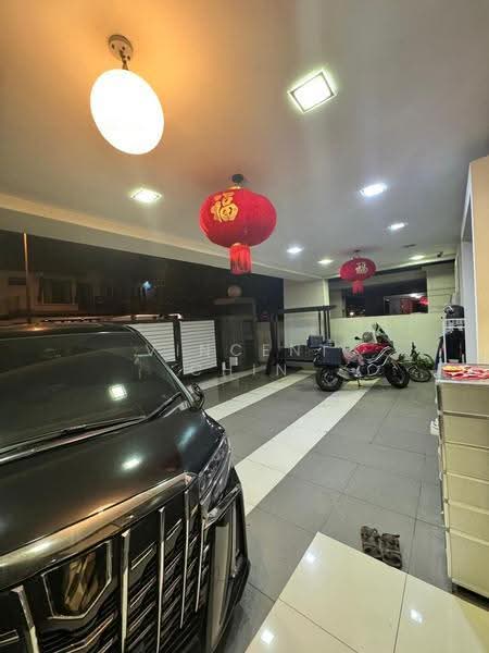 Rumah Teres 2-Tingkat untuk Disewa di Bandar Kinrara (Selangor) - Vincent Chin - Car Park - PropertyGuru.com.my