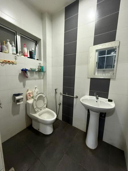 Rumah Teres 2-Tingkat untuk Dijual di Taman Sri Kluang (Kluang) - Shanel Tee - Bathroom - PropertyGuru.com.my