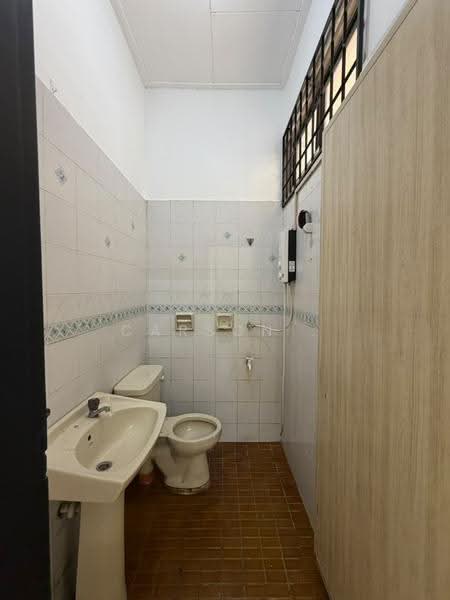 1-storey Terraced House for Sale in Taman Daya (Johor Bahru) - Carson . - Bathroom - PropertyGuru.com.my