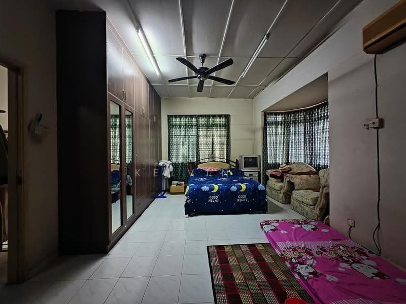 Bungalow House untuk Dijual di Bandar Country Homes (Rawang) - Kelvin . - Bedroom - PropertyGuru.com.my