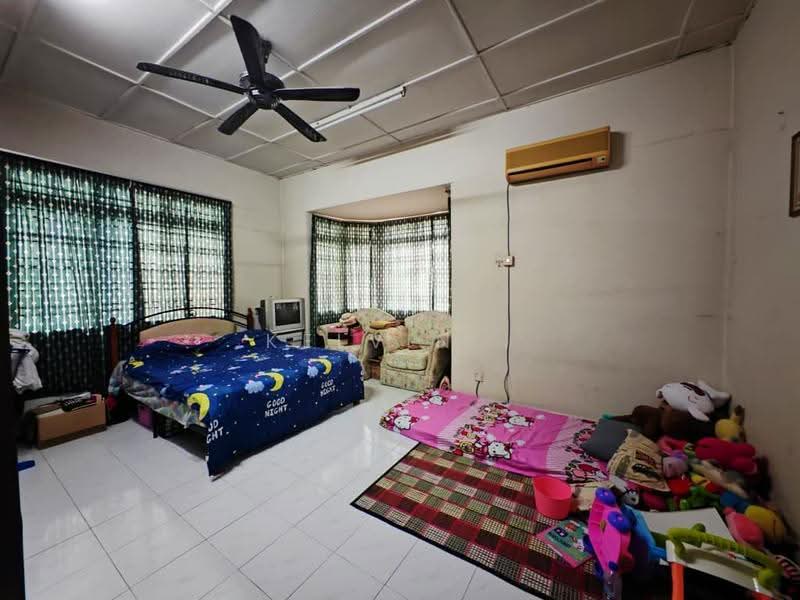 Bungalow House untuk Dijual di Bandar Country Homes (Rawang) - Kelvin . - Bedroom - PropertyGuru.com.my