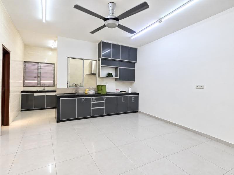 Rumah Teres 2-Tingkat untuk Dijual di Taman Ehsan Jaya (Ulu Tiram) - Ray Lee - Kitchen - PropertyGuru.com.my