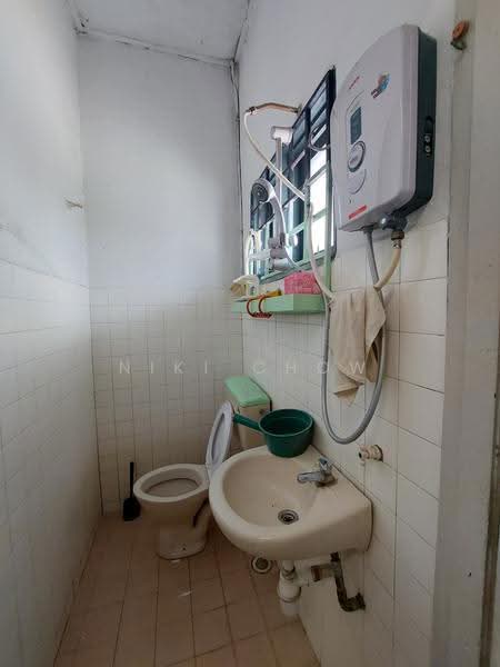 Rumah Bandar untuk Dijual di Taman Bukit Teratai (Ampang) - Niki Chow - Bathroom - PropertyGuru.com.my