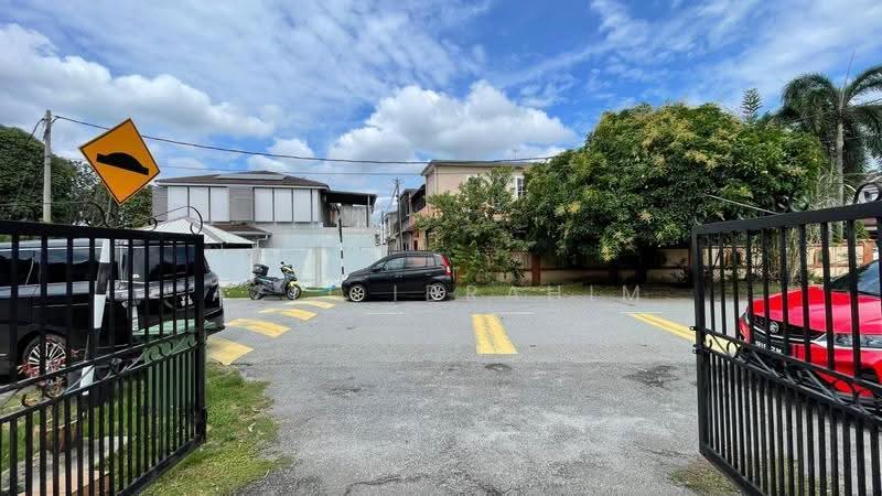 Rumah Teres 2-Tingkat untuk Dijual di Lestari Putra (Seri Kembangan) - Azli Ibrahim - Exterior - PropertyGuru.com.my