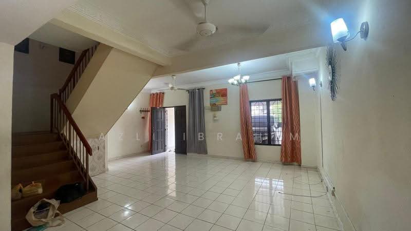 Rumah Teres 2-Tingkat untuk Dijual di Lestari Putra (Seri Kembangan) - Azli Ibrahim - Living Room - PropertyGuru.com.my