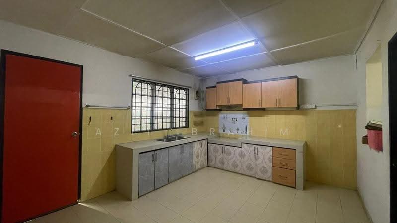 Rumah Teres 2-Tingkat untuk Dijual di Lestari Putra (Seri Kembangan) - Azli Ibrahim - Kitchen - PropertyGuru.com.my