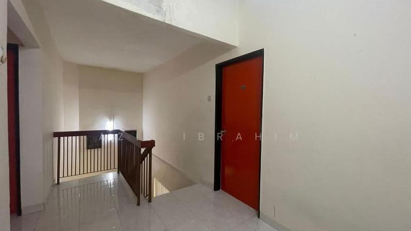 Rumah Teres 2-Tingkat untuk Dijual di Lestari Putra (Seri Kembangan) - Azli Ibrahim - Corridor - PropertyGuru.com.my