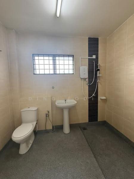Rumah Teres 2-Tingkat untuk Disewa di Seremban 2 (Negeri Sembilan) - Ding Jodie - Bathroom - PropertyGuru.com.my