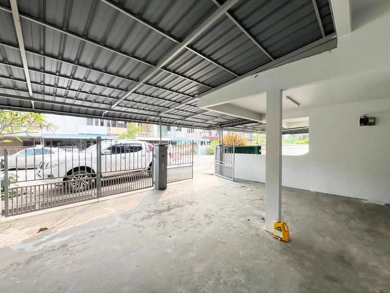 Rumah Berkembar untuk Disewa di Teluk Intan (Perak) - Kevin Chai - Car Porch - PropertyGuru.com.my