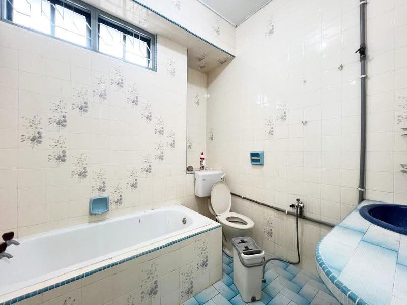 Rumah Berkembar untuk Disewa di Teluk Intan (Perak) - Kevin Chai - Bathroom - PropertyGuru.com.my
