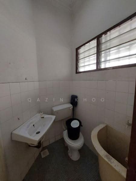 Rumah Teres 2-Tingkat untuk Disewa di Bercham (Ipoh) - Qazin Khoo - Bathroom - PropertyGuru.com.my