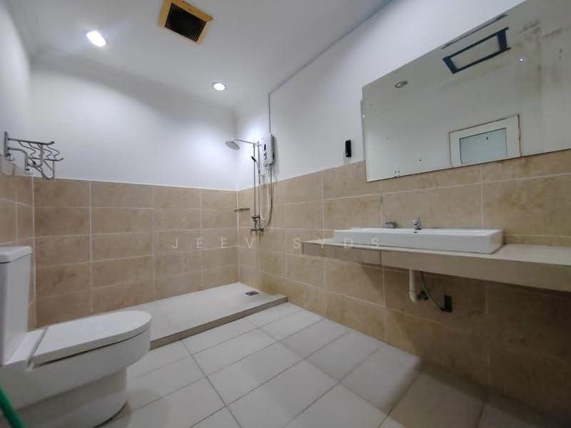 Bungalow House untuk Disewa di Bandar Country Homes (Rawang) - Jeev Syds - Bathroom - PropertyGuru.com.my